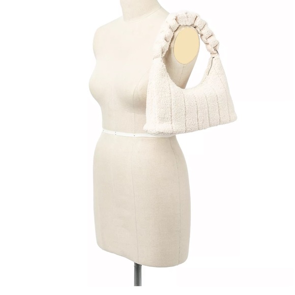 NWT. Skinny Dip London Fuzzy White Chain Shoulder Bag / Purse. - Picture 3 of 12